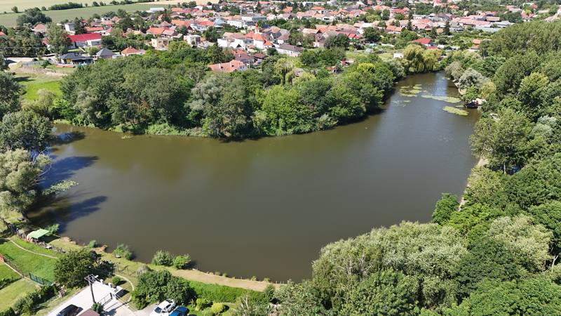 Celá vodná plocha rybníka z dronu